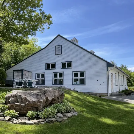 Brand New Condo! Sleeps 6, Full kitchen, Walk to Beach/Town, Pools, Grill, Yard