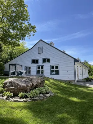 Brand New Condo! Sleeps 6, Full kitchen, Walk to Beach/Town, Pools, Grill, Yard - Homestays