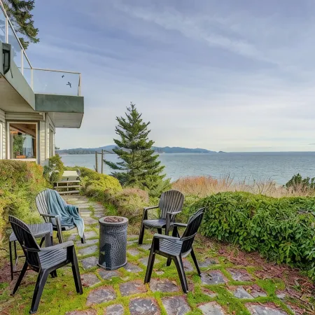 Orca Point Beachfront Suite: Enjoy Your Private Beach Seconds Outside Your Door!