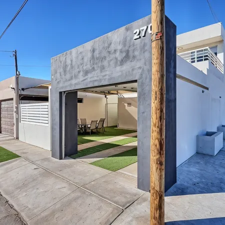 Modern Lux Town Home, 5 Min from Public Beach & Walmart
