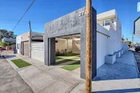 Modern Lux Town Home, 5 Min from Public Beach & Walmart - 2 étoiles