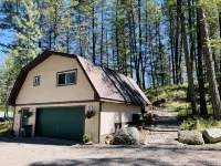 Secluded Peaceful Chalet 1 Bdrm King Suite AC, Private Laundry Room Hoteles en Bigfork