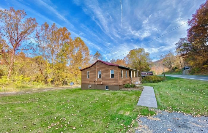 Cozy river front log cabin close to, Seneca Rocks, Dolly Sods, Spruce Knob
