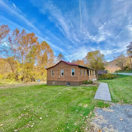 Cozy river front log cabin close to, Seneca Rocks, Dolly Sods, Spruce Knob Отели в г. Пендлтон