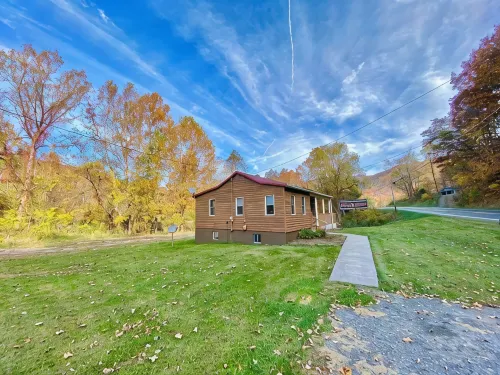 Cozy river front log cabin close to, Seneca Rocks, Dolly Sods, Spruce Knob