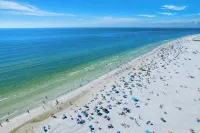4-bedroom, 3.5 bath house w/Pool, AC, WiFi in Siesta Key; 1 mile from Village