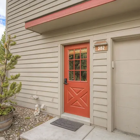 Mountain Views, Hot Tub & Sauna! Cozy Fireplace, 10-Minutes from the Slopes!
