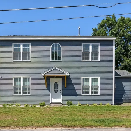 Large Private Yard, 4Br Home, Walk to Town Center