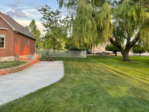 Family-Friendly 4-Bed Basement w/ Lush Yard, Views & Parking - 3-Star