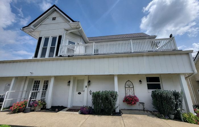 Large two floor 4-bedroom 2.5 bath apartment w AC, WiFi in downtown Glasgow KY