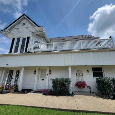 Large two floor 4-bedroom 2.5 bath apartment w AC, WiFi in downtown Glasgow KY