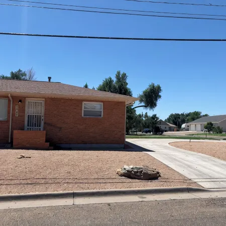Cozy Corner 1401- West -Unit 2-bedroom apt in adorable La Junta with WiFi, AC