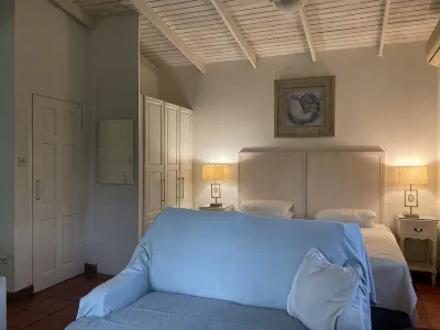 Ground Floor Apt with garden only 3 mins walk to Beach and Beach Club โรงแรมใน