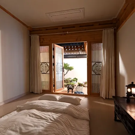 Gyeongju Nuribom Hanok Stay Отели рядом с достопримечательностью «Храм Сундокджон»