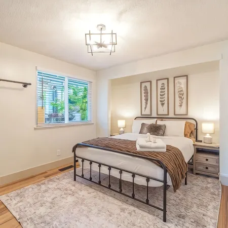 Modern Western Retreat Pet Friendly 4 bed 2 bath