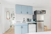 Modern & Renovated Studio Condo (Steps to the Beach - Pool, WiFi, Free Parking - 4 tähden