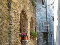 Welcoming cozy apartment in a quaint medieval village Hotels in Plesio