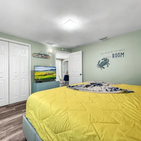 Charming 2Bed Ami  Beach Cottage  1/2 of a Duplex, 3Min Walk to Beach Hotels in Holmes Beach