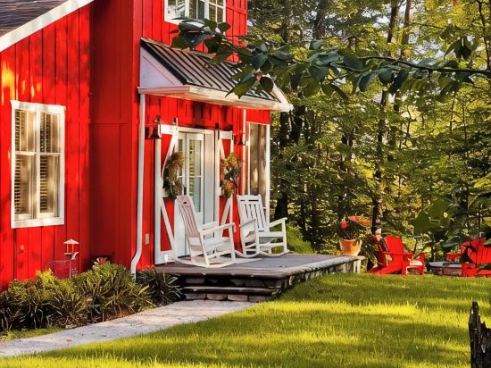 The Tiny Red Barn on the Reservoir - A Private Oasis Near Williamsburg Virginia