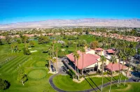 Gorgeous updated home with great views of the golf course and mountains. - 2 stjerner