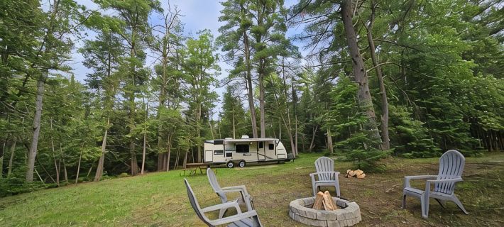 Cozy camping retreat on the banks of the beautiful AuSable River クロウフォードのホテル