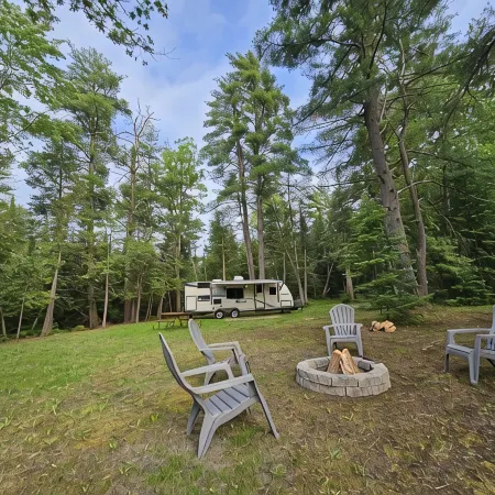 Cozy camping retreat on the banks of the beautiful AuSable River グレイリング・タウンシップのホテル