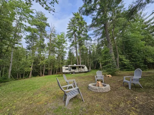 Cozy camping retreat on the banks of the beautiful AuSable River - Homestays