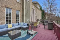 Lake Norman Waterfront Mansion - 7Br, Pool, Hot Tub, Game Room and Private Dock - Jacuzzi