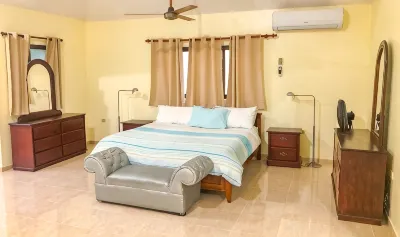 VIP - "Villa Infinito"Bani's Beachside Mansion! 酒店