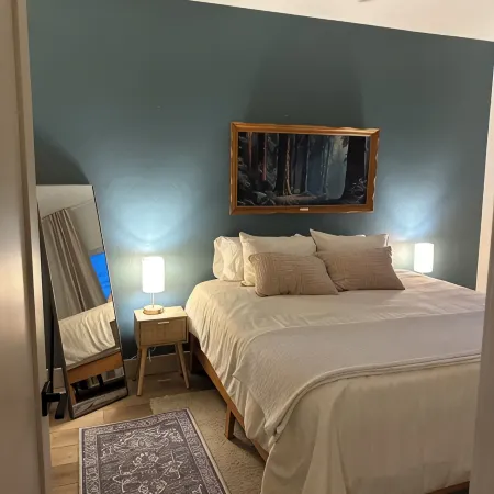 Newly built, 2-bedroom loft, high desert sunsets & mountain peaks, A/C and Wifi