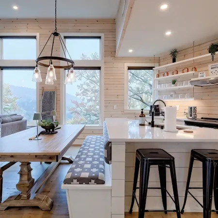Luxury Bungalow with Mountain Views From Every Room 5 Minutes From Downtown