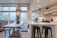 Luxury Bungalow with Mountain Views From Every Room 5 Minutes From Downtown - マウンテンビュー