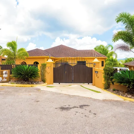 Spacious 2-bedroom apartment in Mandeville with hot tub ,WiFi and private garage