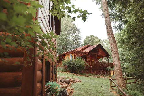 Peaceful Mountain Log Cabin Getaway with Hot Tub!