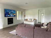 Spacious 3 Bdrm Retreat | Muskoka Room & Fireplace - Homestays