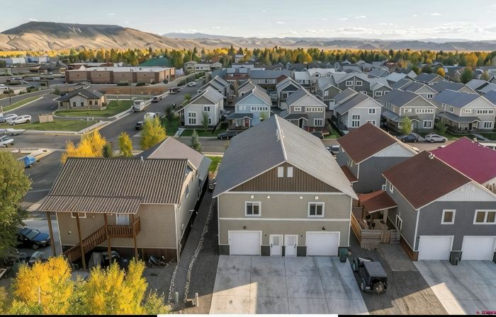 Relax in Spacious Comfort; Walk to Main St. and Trails. 30 Min to Crested Butte