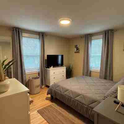 Modern 3 Bd Oasis, Convenient city living w/ parking Rooms