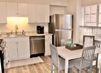 Cheerful 2 bedroom townhouse with indoor Fireplace - Gym