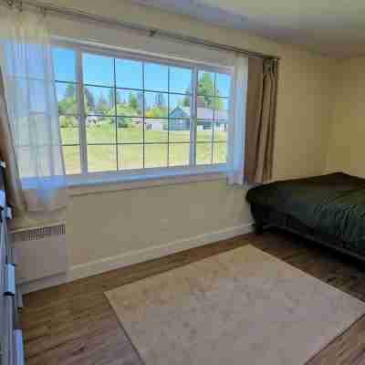 Cozy Pnw Escape in Town with Hidden Creek Spot, Perfect for Exploring Olympic NP Rooms