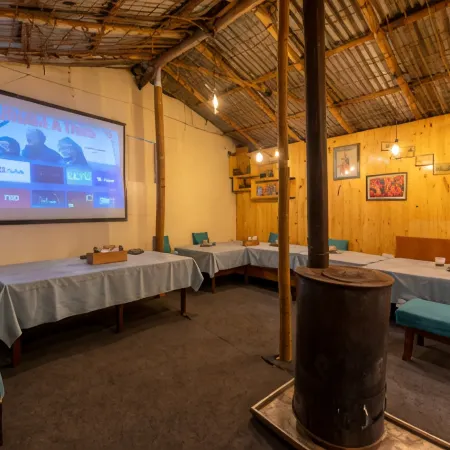 Beholden Stay & Cafe - Mountain View Boutique Stay in Old Manali