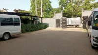 Fox Jaffna - С парковкой