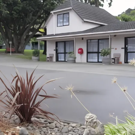 Camellia Court Motel