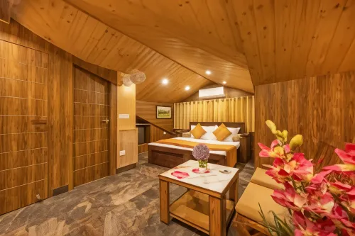 Wood Stock Kasauli - Rooms & Cottages - Panoramic View & Balcony Rooms - Bed and Breakfast