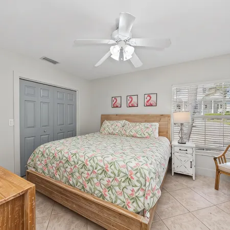 Single Level Home- 1 Minute Walk to the Beach- 5 minute walk to Restaurant/Shops