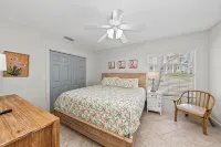 Single Level Home- 1 Minute Walk to the Beach- 5 minute walk to Restaurant/Shops - 2-Star