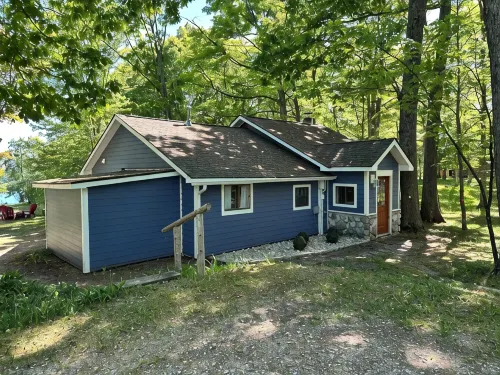 Private beachfront cottage,  WiFi and AC on Lake Paradise, minutes from Mackinaw - 鄉村度假屋