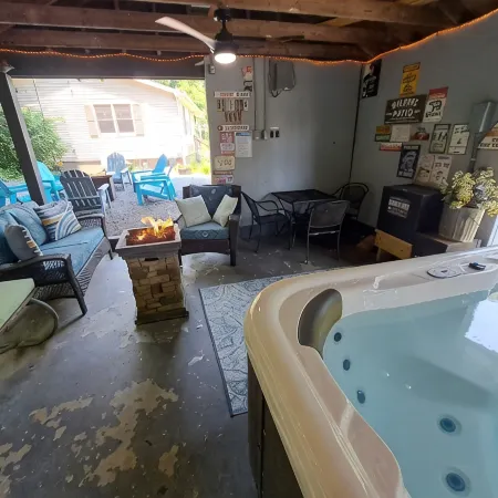 3 BR house with hot tub near Lexington and surrounding attractions!
