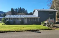 Coastal Hideaway - Near Olympic National Park, Pet Friendly, Hot Tub/AC/Arcade - 4-Star