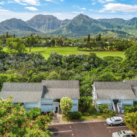 Studio with AC, lanai, and mountain views. Steps from the ocean with beach gear!