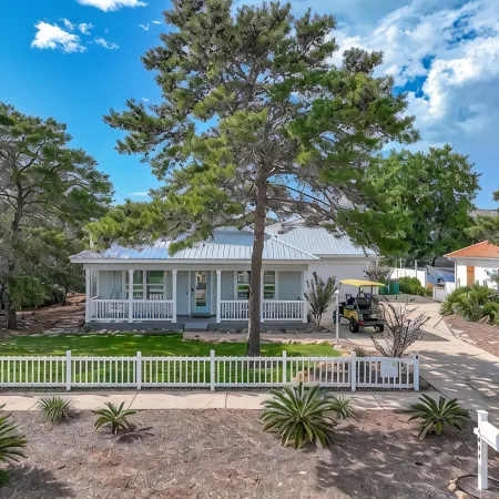 Golf Cart & Pool! 3 Blks to Beach! Close to Grocery, Restaurants, Entertainment